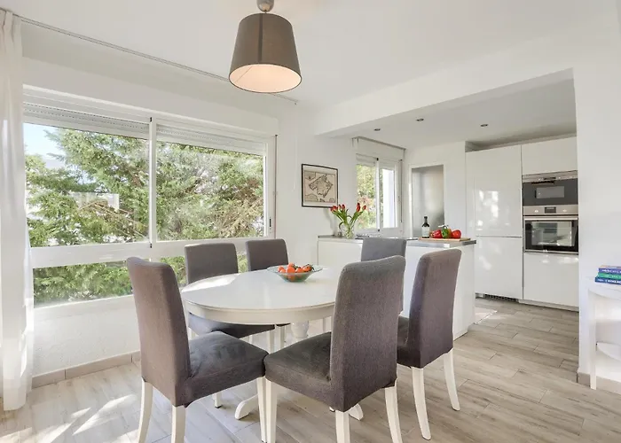 Bellresguard First Floor G شقة *